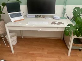 Schreibtisch im skandinavischen Design