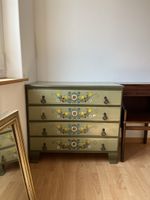 Vintage Holzkommode mit handbemalten Blum