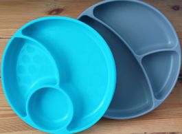 2x Kinder Teller blau und grau geteilt Zustand gut