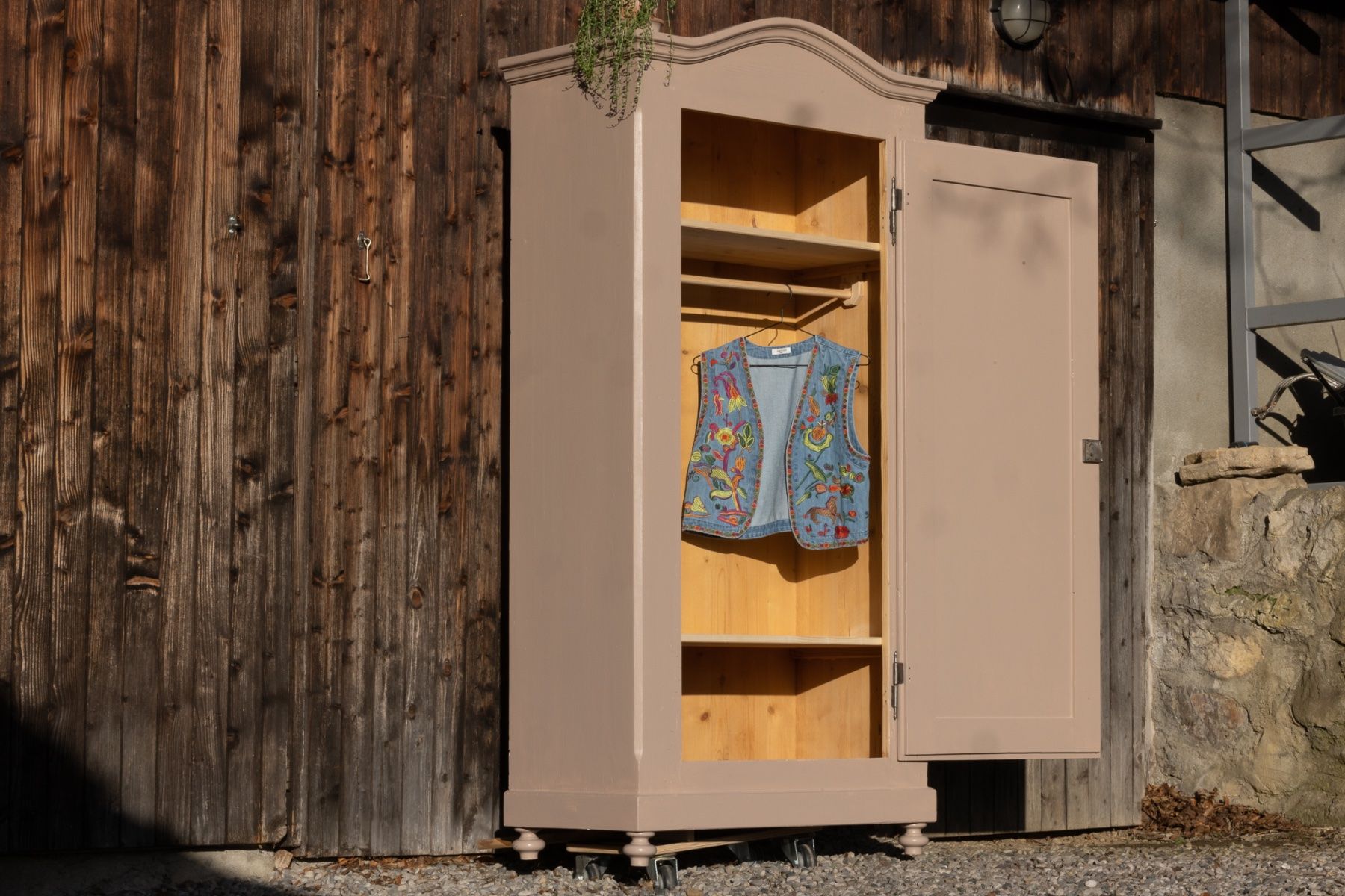 Schränke: Vintage Kleiderschrank – Gebraucht aus Oberriet SG von papillon_vintage 1