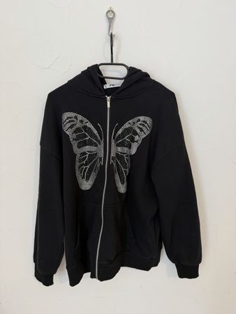 Sweat à capuche noir motif papillon strass