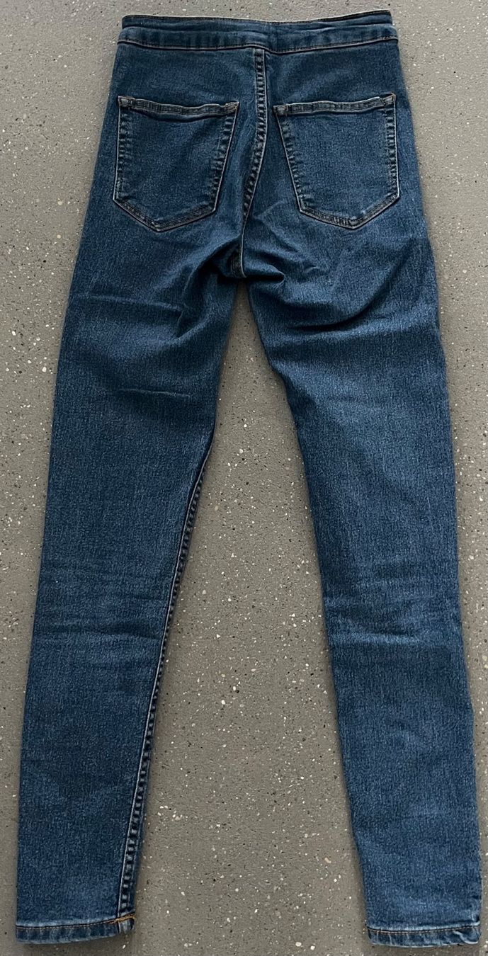 Bershka Jeans: Jeans dunkelblau – Usato da Möhlin venduto da eny_lsk7 2