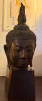 Buddha-Kopf auf Holzsockel – asiatische Skulptur