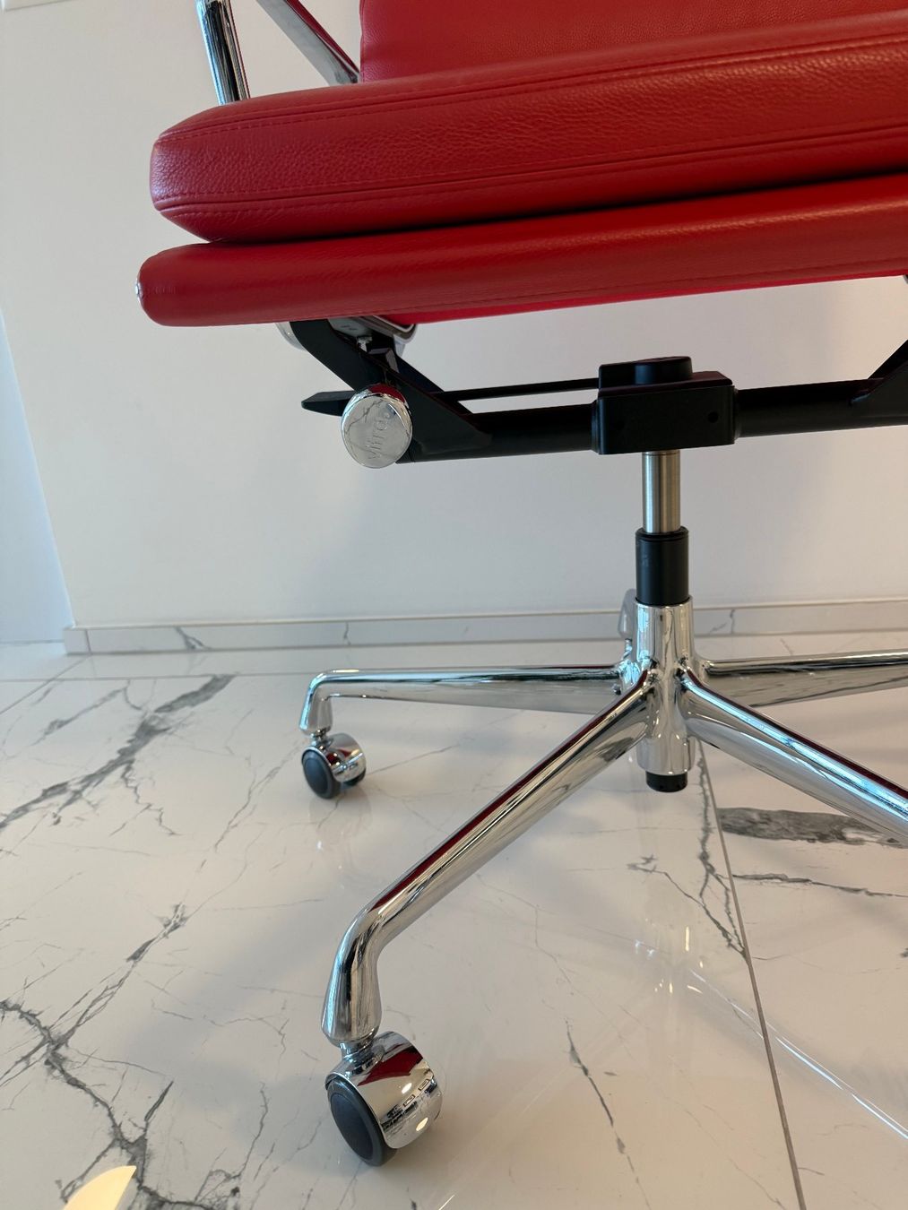 Vitra Sedie: Vitra Eames EA219 Soft Pad Chair – Usato da Oberrieden venduto da Chelios7 7