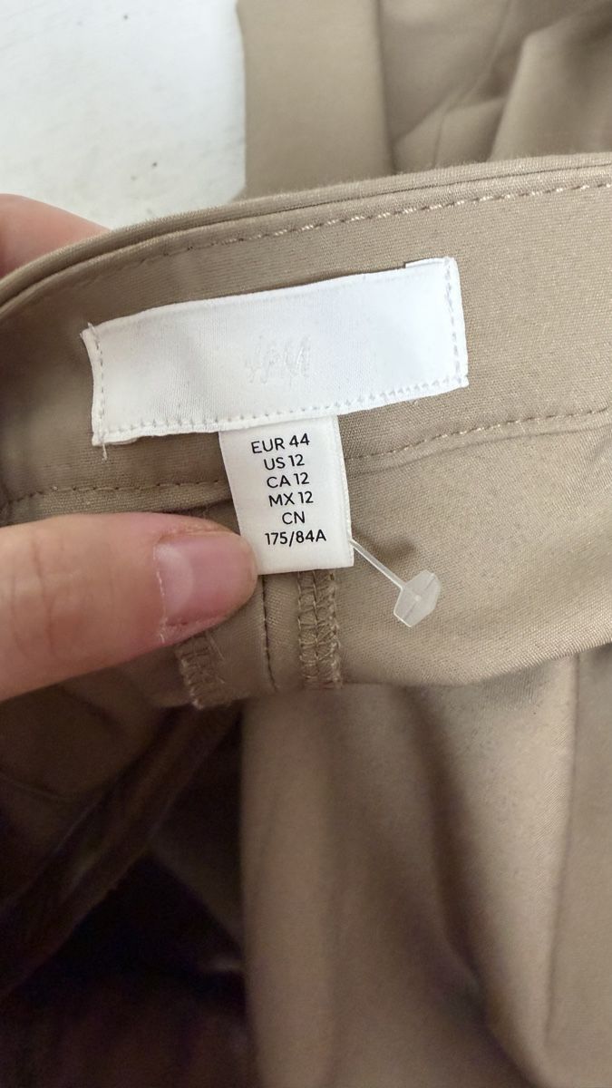 H&M Pantaloni: H&M Stoffhose beige Grösse 44  – Usato da Knonau venduto da Grapesvintage 3
