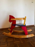 Rotes Holz-Schaukelpferd für Kleinkinder