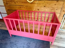 Kinderbett aus Holz, rosa bemalt mit Dumbo Bemalung
