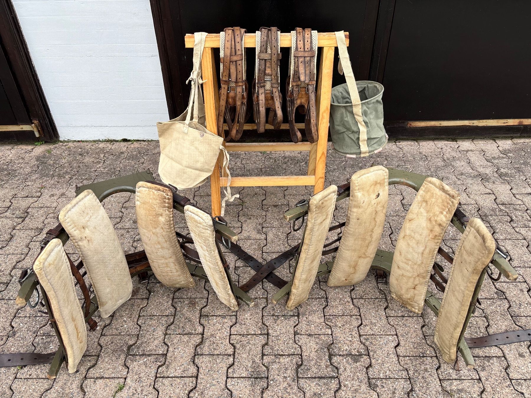 Kutschen: 2 original Bastsättel Schweizer Militär – Gebraucht aus Feldbach von Olive1 9