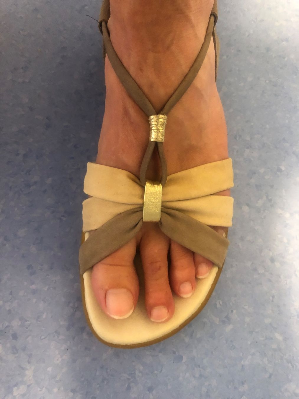 Scarpe da donna: Sandalen Touch Me Bata beige Creme Gold – Usato da Scuol venduto da Lotus2020 1