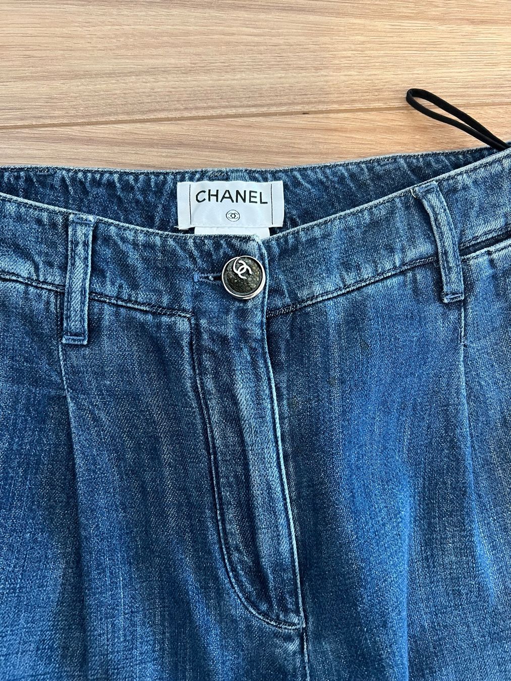 Chanel Jeans: Chanel large jeans, size 34 – Gebraucht aus Arzier Le Muids von oma_w5bq 1