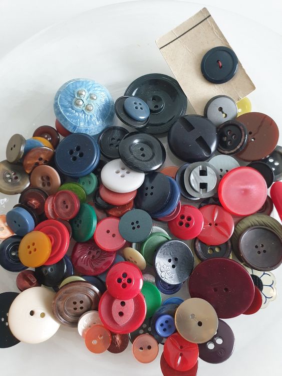 Alte Knöpfe (bunte Mischung an Formen, Farben und Grössen) (Gebraucht ...