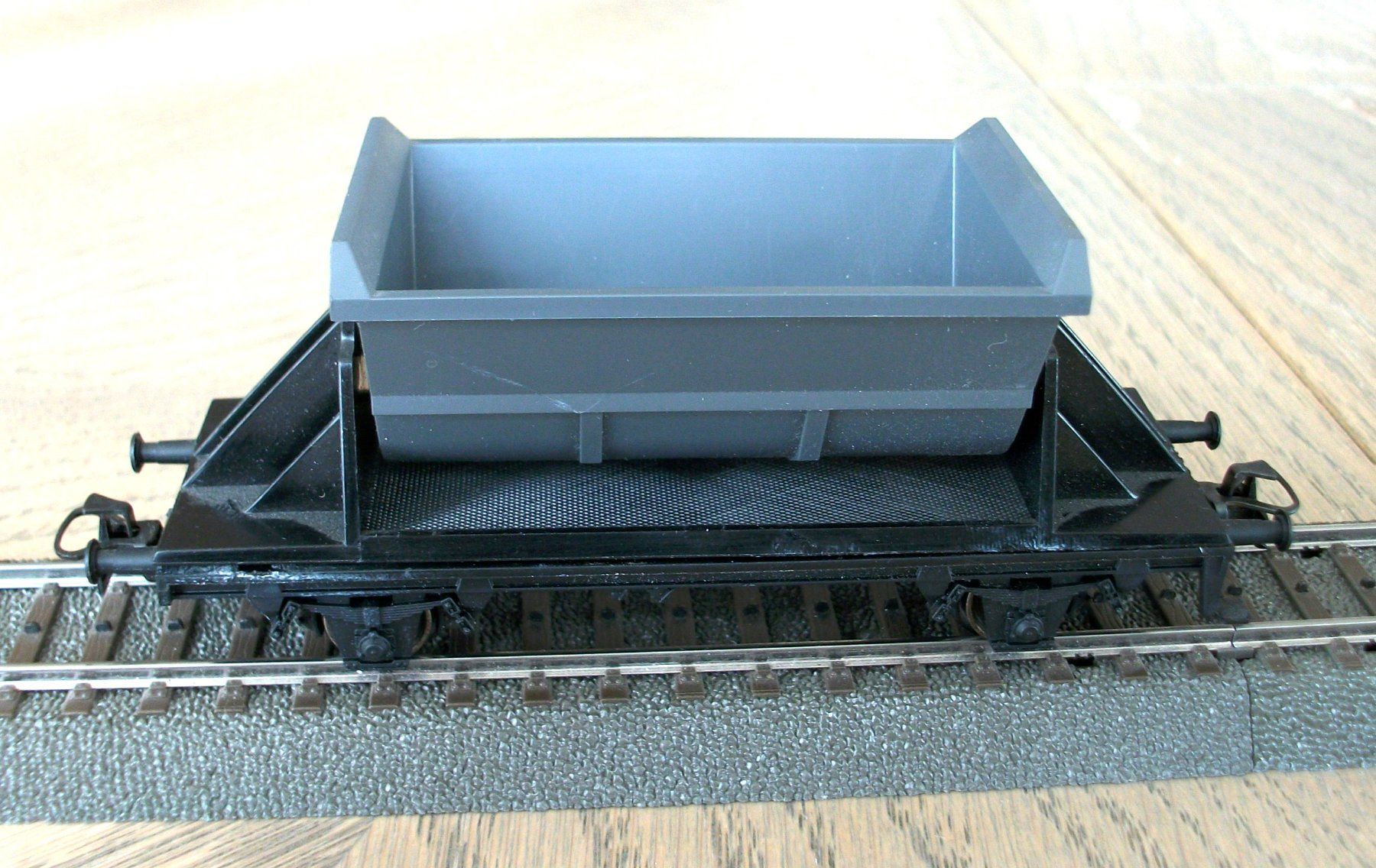 Märklin Modellini di ferrovie: Kippwagen mit grauer Lore, mit Schüttgut; neu – Nuovo (secondo la descrizione) da St. Moritz venduto da Manu7500