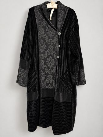 Manteau long noir en velours motif damassé 