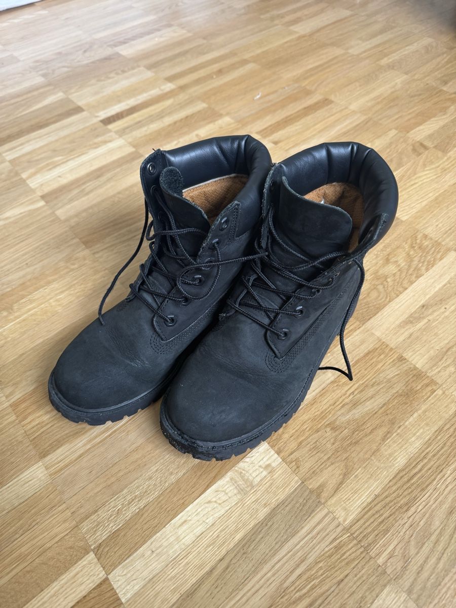 Timberland Scarpe da donna: Bottes Timberland en cuir noir – Usato da Meyrin venduto da mai_pl7s 1