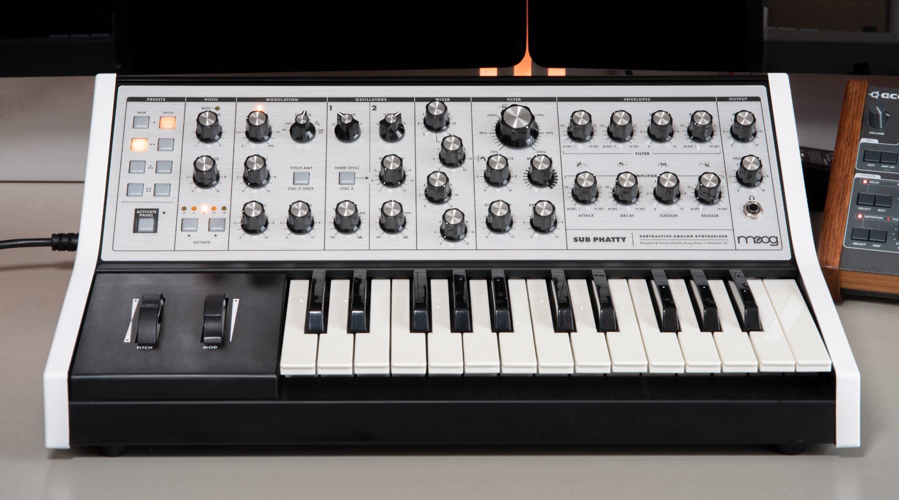 Moog Instruments de musique: Moog Sub Phatty im einzigartigen Design – D'occasion à Wallisellen par ZoltanRakosi 3