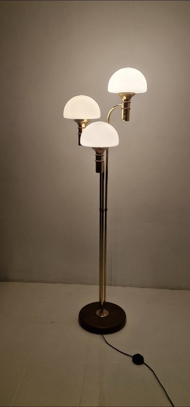 Lampade: 3-Leuchten Stehlampe aus Messing & Opalglas    – Usato da ZÜRICH venduto da Arte-24