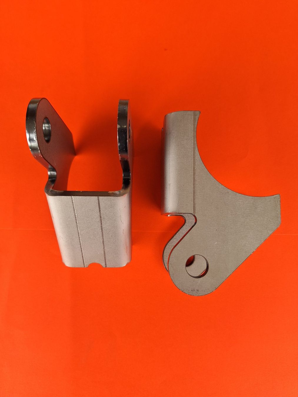 VW Toutes les pièces auto: VW Caddy Stossdämpfer-Halter Hinterachse Modell 3+4 – Neuf (Voir description) à Marbach LU par seven014