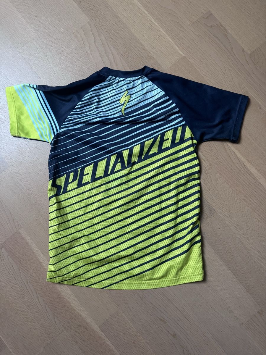 Specialized T-shirts: Specialized Trikot Kurzarm Grösse Y-M  – D'occasion à Hagendorn par KALU27 1