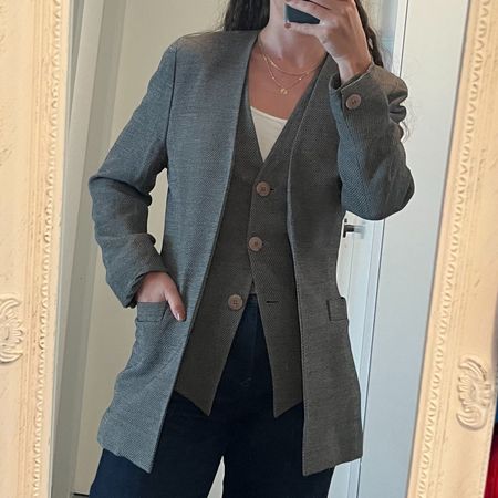 Grauer Damenblazer mit Hahnentrittmuster