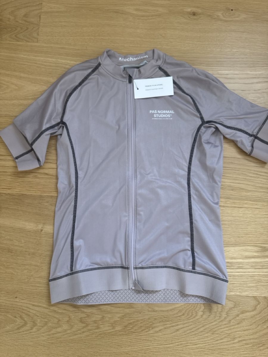 Pas Normal Studios Leibchen & Hosen: Maillot cyclisme Pas normal studio – Neu und originalverpackt aus La Neuveville von MVG7777