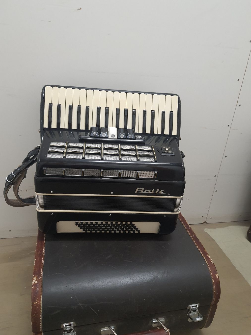 Strumenti musicali: accordéon à piano avec coffre – Usato da Pont-de-la-Morge venduto da Mirabelle0 2