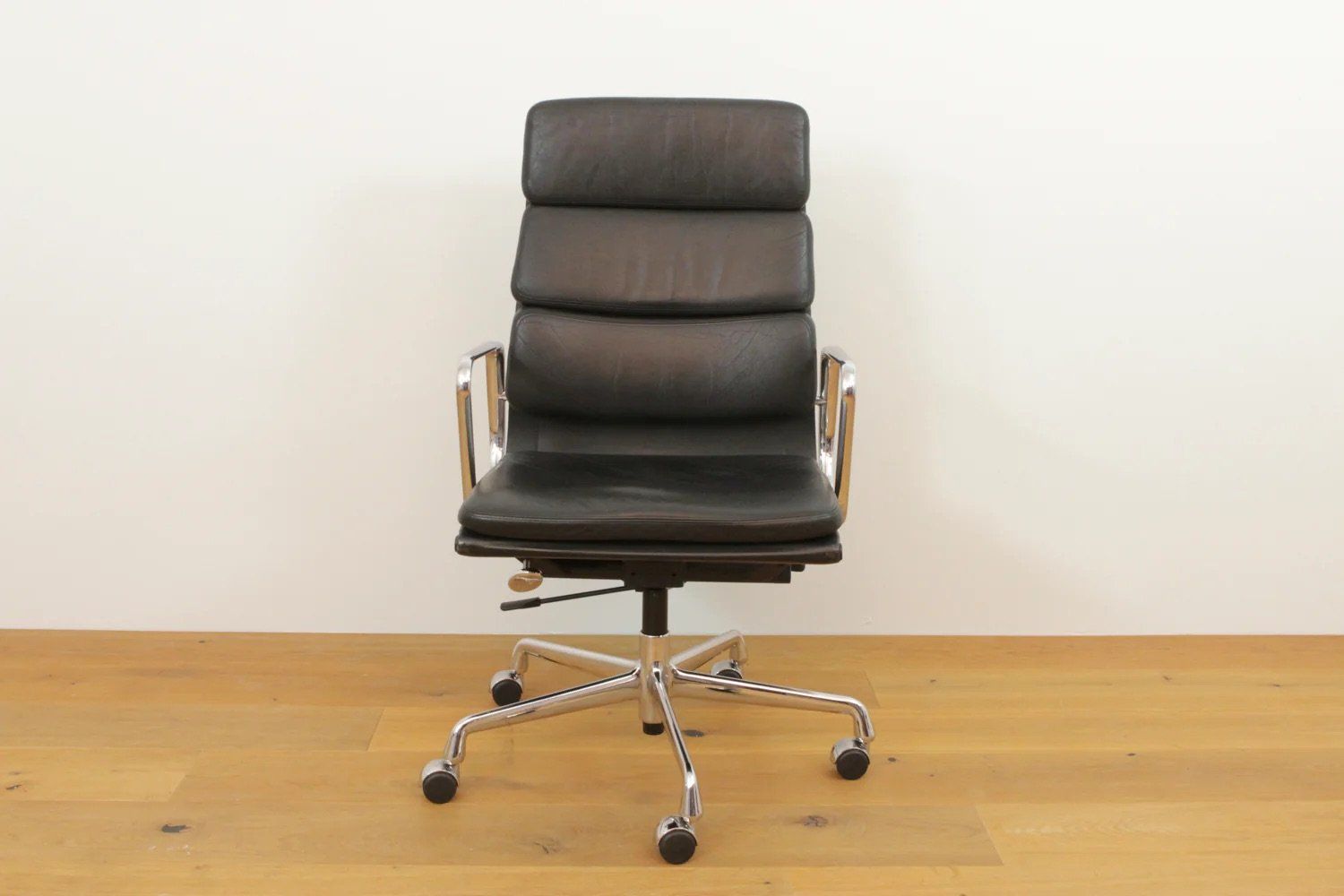 Sedie a rotelle: Vitra Eames EA 219 Soft Pad Leder schwarz – Usato da Affoltern am Albis venduto da Zapro