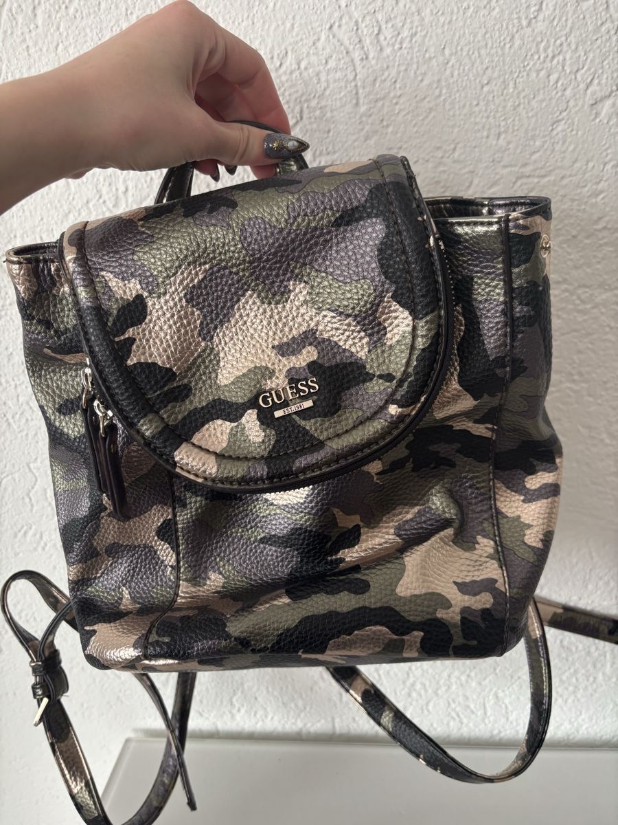 Guess Zaini: Sac à dos Guess camouflage – Usato da La Chaux-de-Fonds venduto da mel_7chs 1