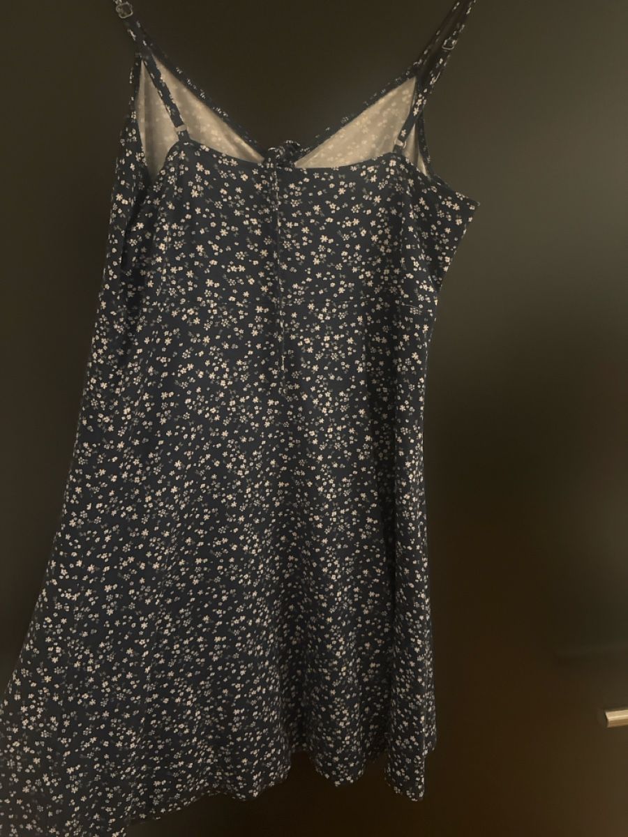 Hollister Kleider: Kleid mit Blumenmuster dunkelblau – Gebraucht aus St. Niklausen LU von car_2562 1