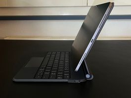 QWERTZ/QWERTY-Layout-Tastaturhülle für vers. iPad 11“ Mod.