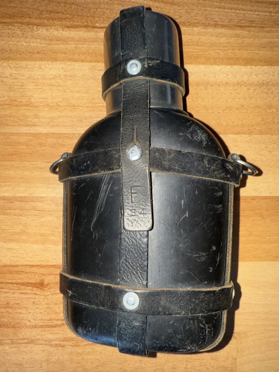 Ausrüstung & Ersatzteile: Militär Feldflasche mit Lederbezug & Becher – Gebraucht aus Heiden von fam_797q