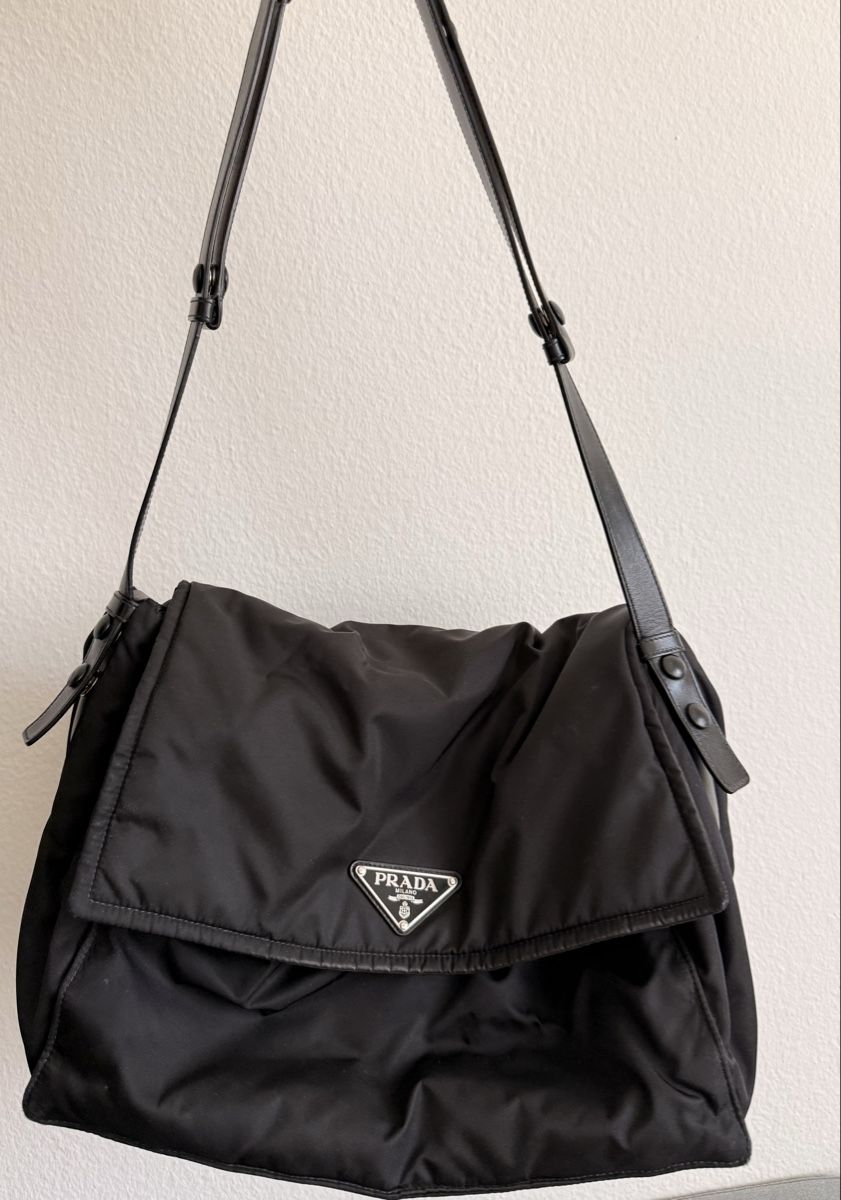 Prada Borse: Prada Traveller Schultertasche aus Re-Nylon – Usato da Zürich venduto da elsa382991