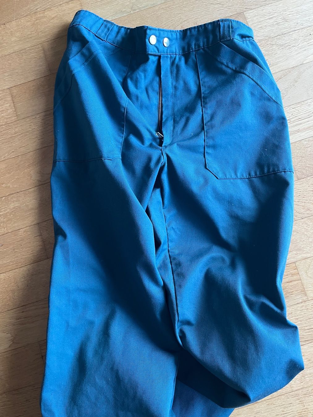 Pantalons: Petrolfarbige Arbeitshose Grösse 48 – D'occasion à Tagelswangen par Fige04