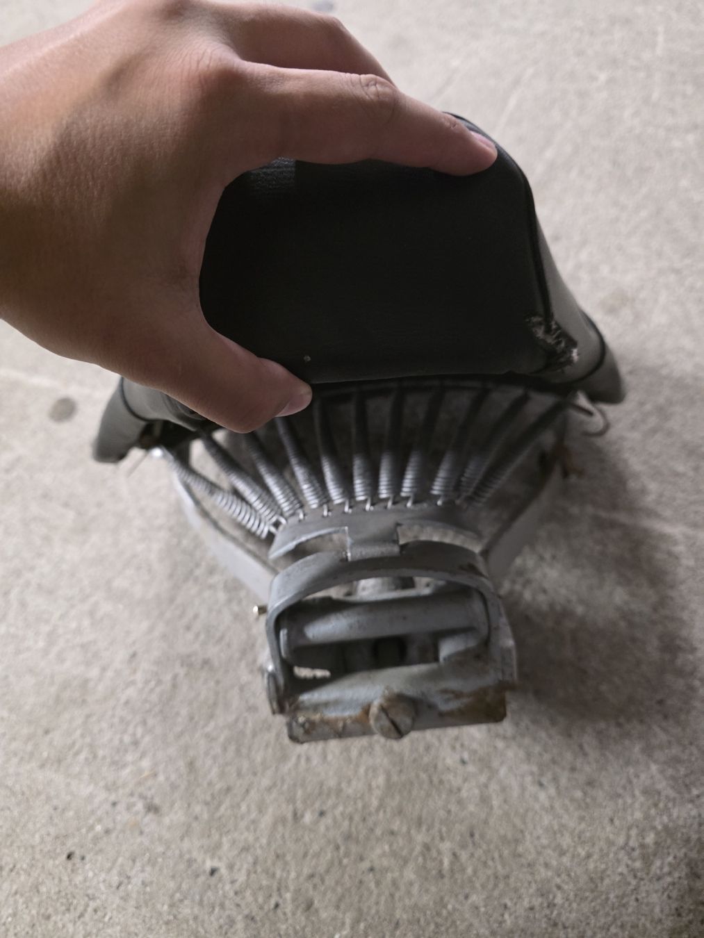 Vespa Toutes les pièces détachées moto: Vespa VNB Sattel schwarz mit Federn  – D'occasion à Wettingen par Lg_zt2d 3