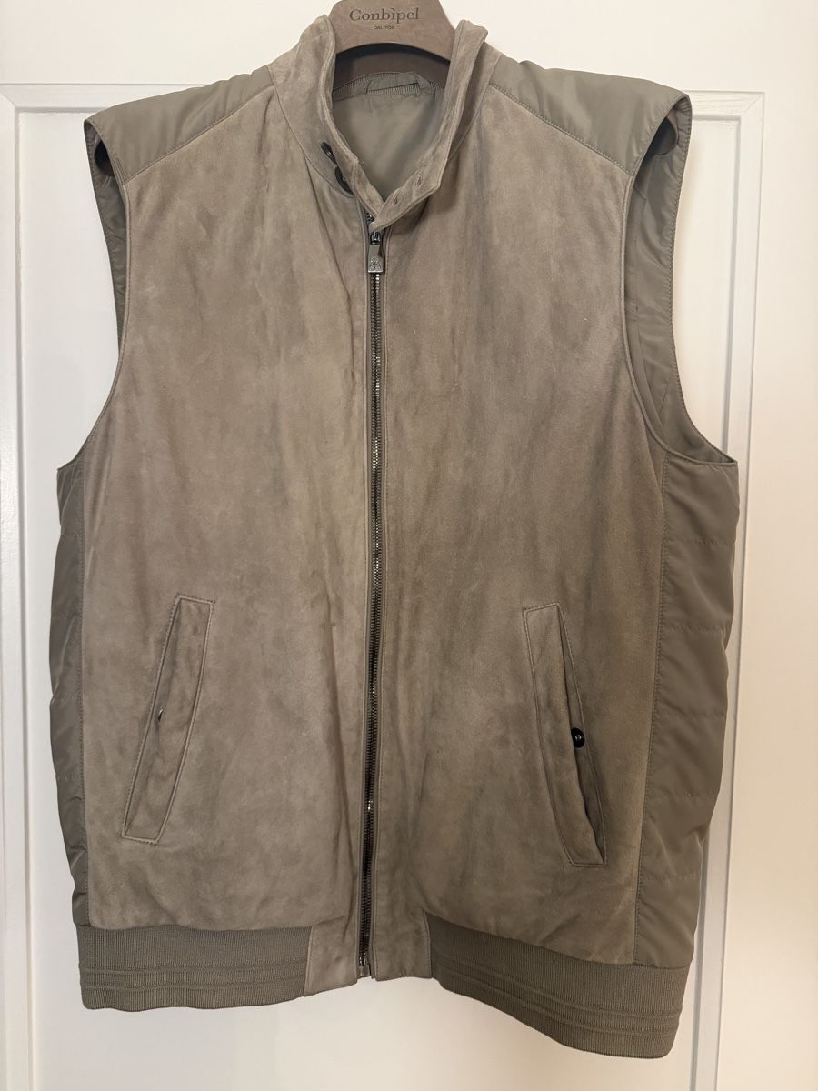 Gilet & Giacche: Wildleder Gilet Corneliani Grösse 48 – Usato da Zürich venduto da Glamour2019