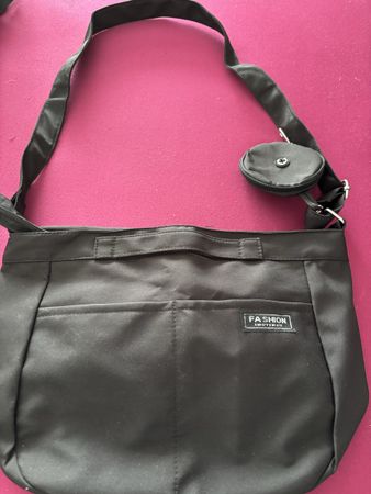 Schwarze Umhängetasche