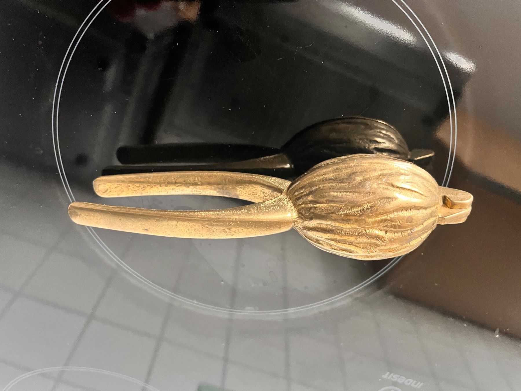Elettrodomestici da cucina: Mid Century Messing Nussknacker in Form einer Walnuss – Usato da Hefenhofen venduto da n0rt0n