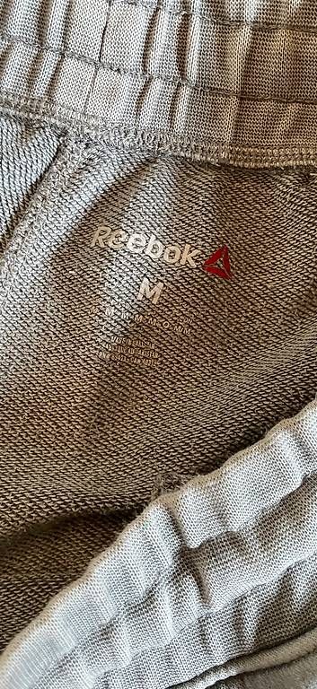 Reebok Pantaloni: Reebok Trainerhosen Grösse M – Usato da Iffwil venduto da kuh_nj9w 2