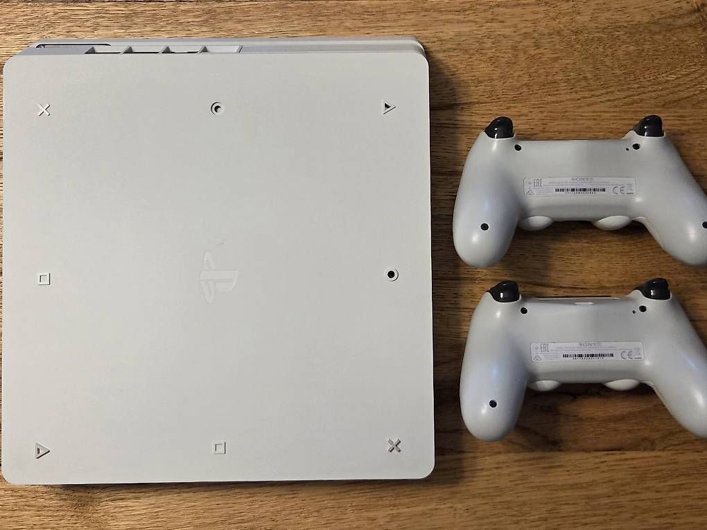 Console: PS4 Slim 500 GB weiss + 2 Controller + 2 Spiele – Usato da Müntschemier venduto da jae_dom 1