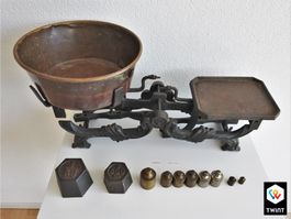 antike Waage aus Gusseisen + Gewichte