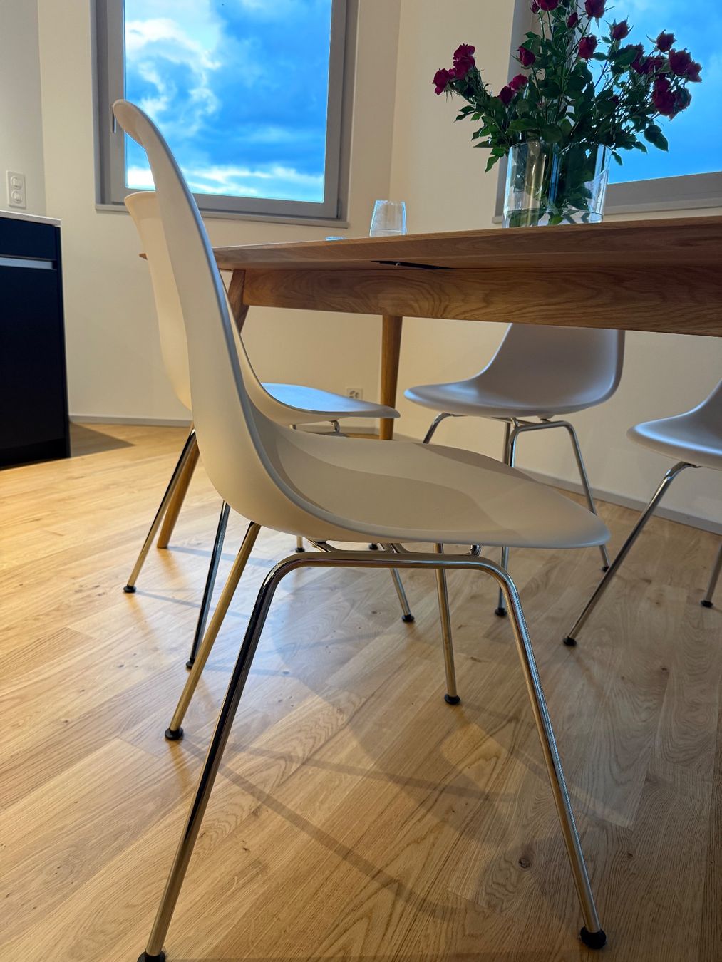 Vitra Stühle: 4x Vitra Eames Plastic Chair - Charles & Ray Eames – Gebraucht aus Oberwil b. Zug von anj_njt7