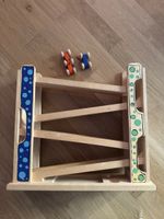 Holzmurmelbahn mit 2 Autos