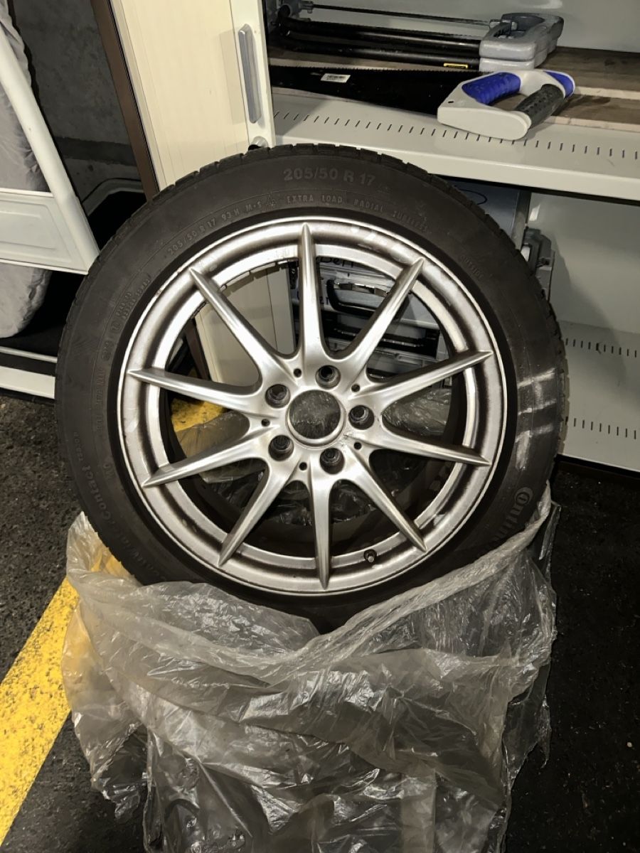 Pneus & Kompletträder: Winterkomplettrad 205/50 R17 Continental - Top Zustand! – Gebraucht aus Rüti zh von Isi7