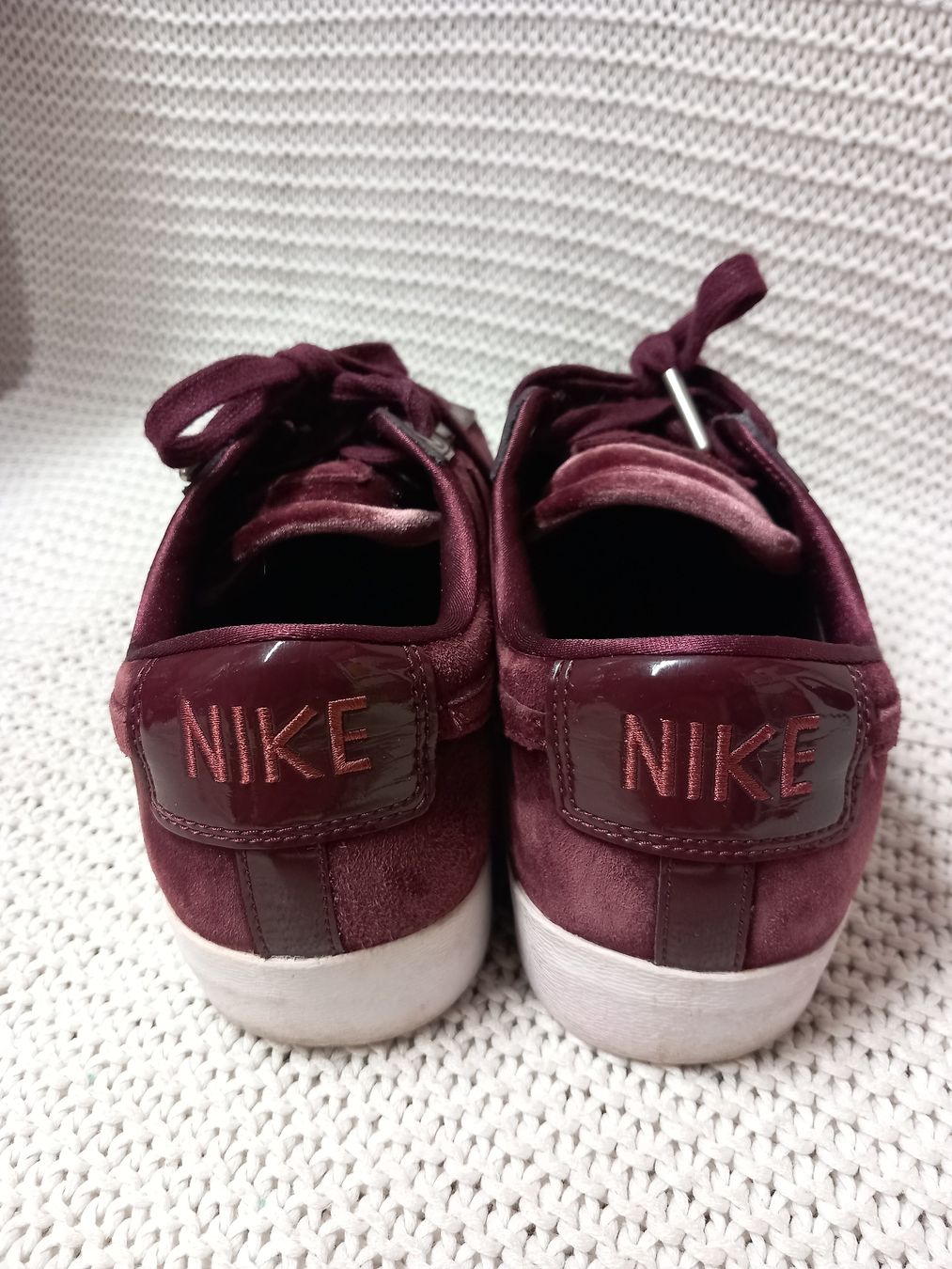 Nike Scarpe da donna: NIKE Samt Sneaker Gr.40 Bordeaux – Usato da Merligen venduto da muss_haben 3