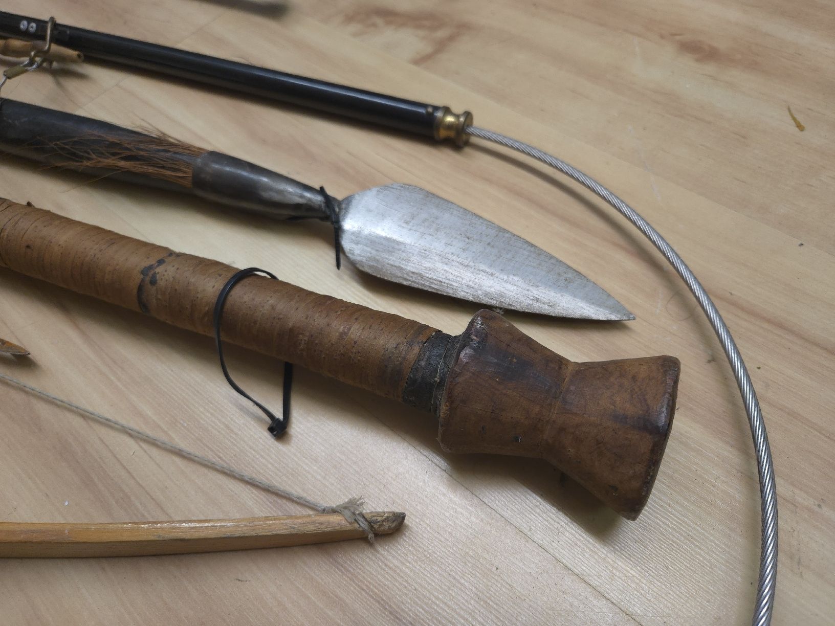 Tiro con l'arco: Exotische Sammlung: Speer, Bogen, Pfeil, Luftgewehr, Pfeife. – Usato da Oberglatt ZH venduto da albarpitsch 3