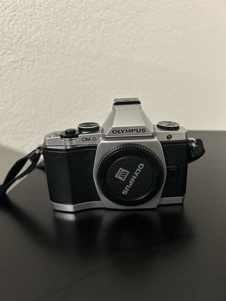 Olympus Kamera: Olympus OM-D E-M5 Camera Silver and Black – Gebraucht aus Oberengstringen von ere_5yyr