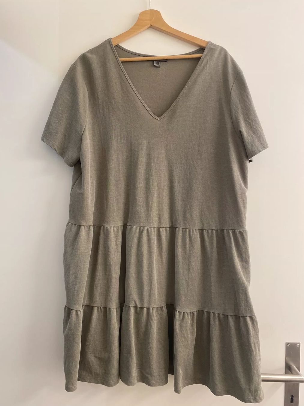 Primark Vestiti: Kleid gestuft oliv Gr. 46 - 48 – Usato da Pratteln venduto da a23_j2gs