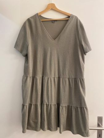 Kleid gestuft oliv Gr. 46 - 48