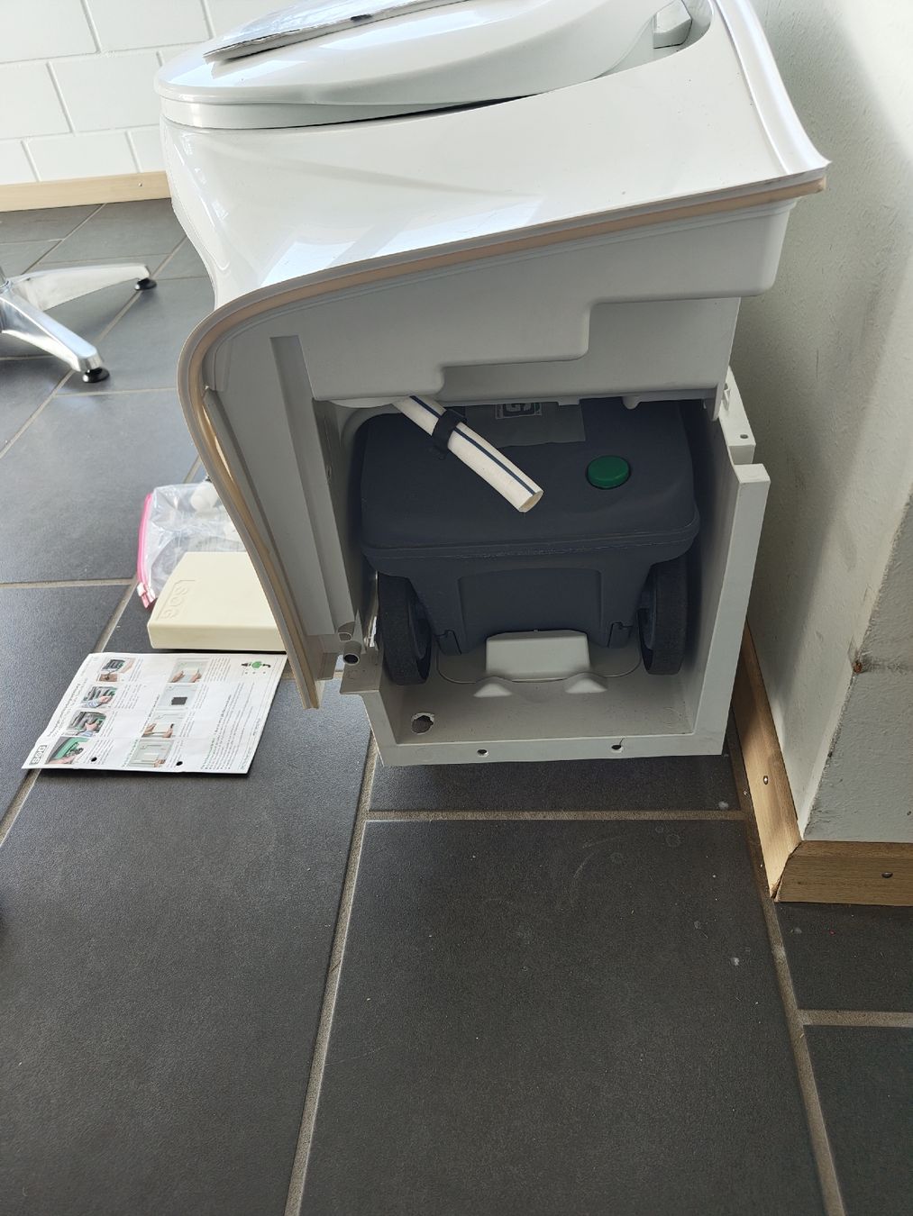 Thetford WC: Thetford C402C/X oder C403L Kassettentoilette – Gebraucht aus St. Urban von Schwiziell 2