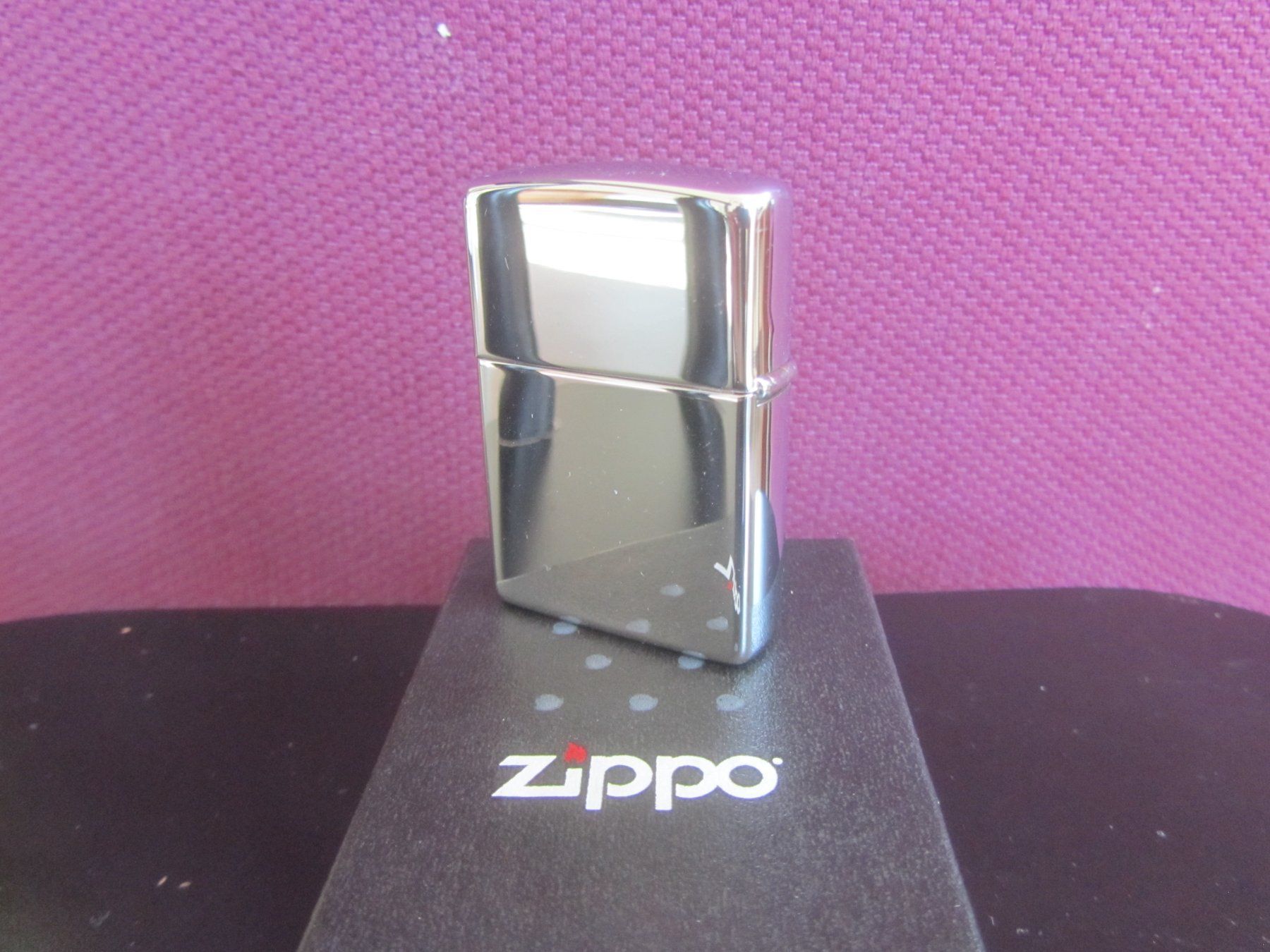 Zippo Accendini: Zippo dog engraved 1995 NEW – Nuovo e nell'imballaggio originale da Pampigny venduto da Calypso06 2