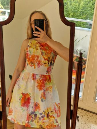 Buntes Sommerkleid mit Rückenausschnitt100 % Baumwolle